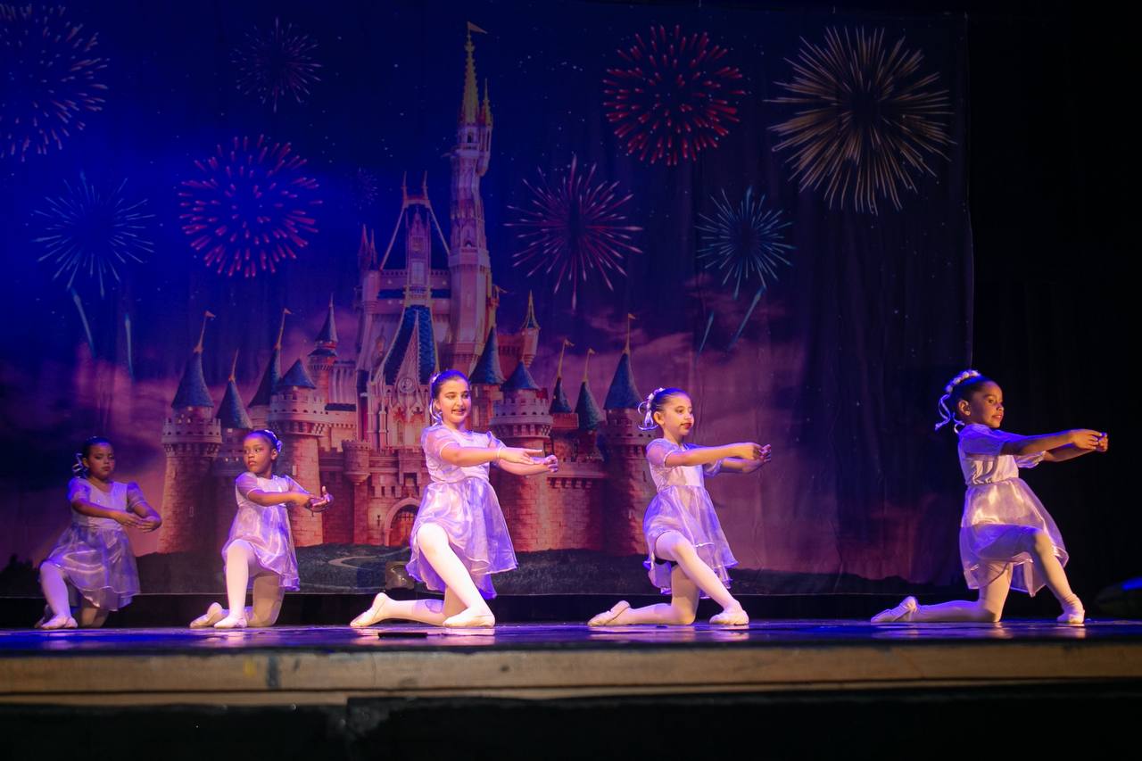 Alunas de ballet clássico em posição de dança na Lupe Cia de Dança