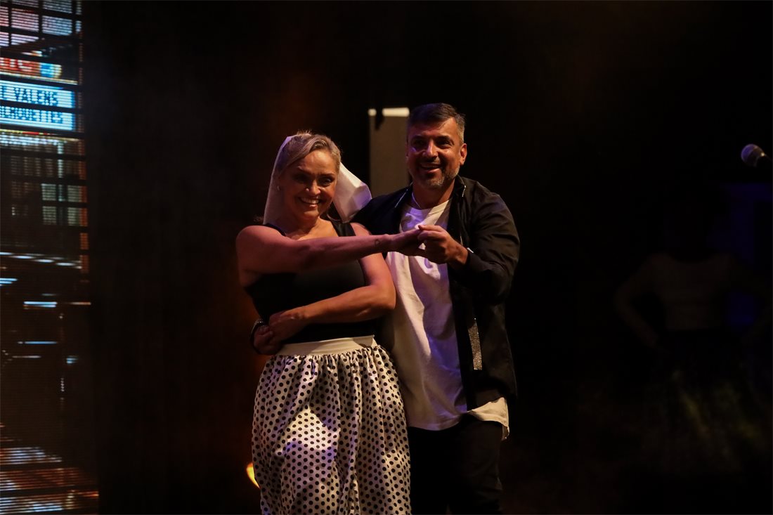 Casal dançando dança de salão na Lupe Cia de Dança